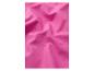 Close-up van roze waterdichte stof met waterdruppels op het oppervlak.