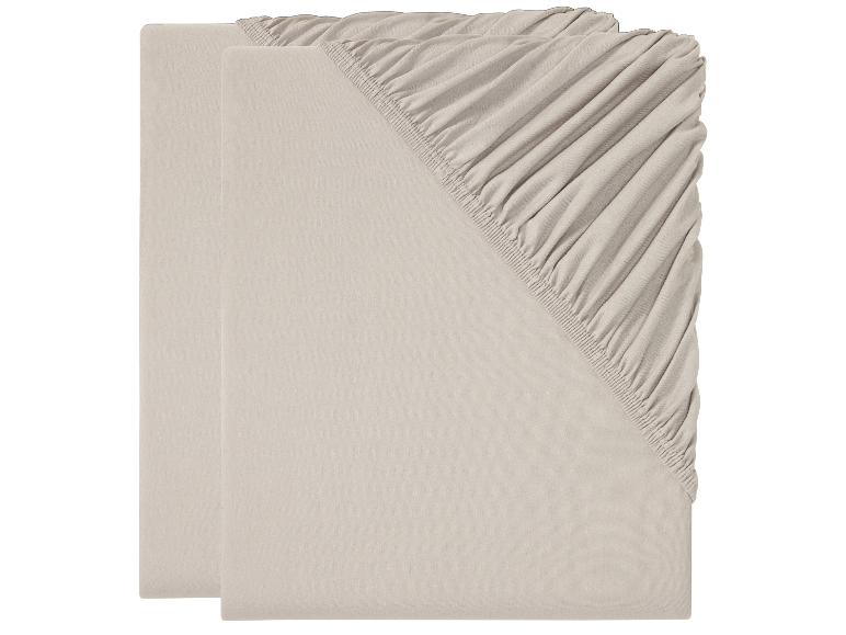 Twee effen beige hoeslakens.