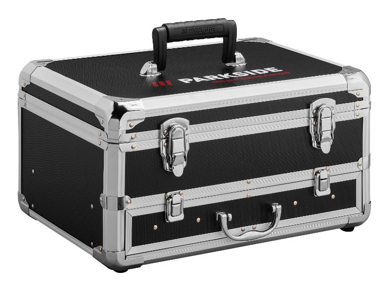 Een zwarte en zilveren gereedschapskist met metalen handvatten en sloten, op een witte achtergrond.