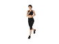 Vrouw in zwarte sportkleding, sportbeha en capri legging, aan het hardlopen.