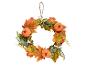 Herfstkrans met oranje bladeren, kleine pompoenen en bessen