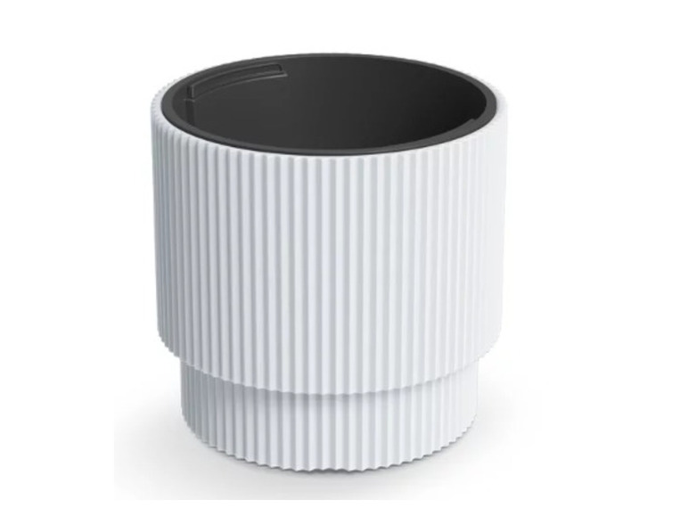Een witte, geribbelde plantenpot.