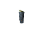 Donkergrijze regenton met plantenbak gevuld met vetplanten en cactussen.