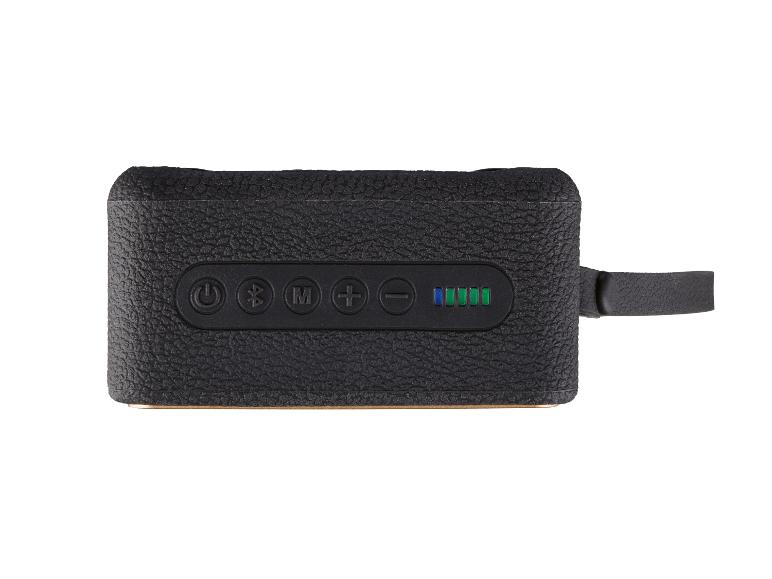 Zwarte draagbare luidspreker met bedieningsknoppen en batterij-indicator.