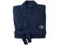 Opgevouwen donkerblauwe badjas van badstof met geborduurd logo.