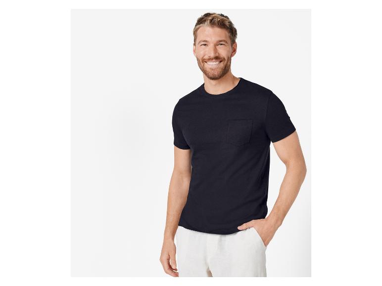 Zwarte t-shirt met zak en lichte linnen broek voor heren.