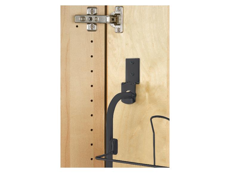 Rev-A-Shelf pannenrek gemonteerd op een licht houten kast.