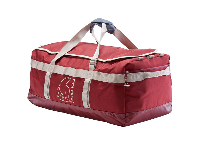 Een rode Nordisk reistas met witte accenten.