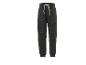Donkergrijze joggingbroek met wit trekkoord en stikseldetails.