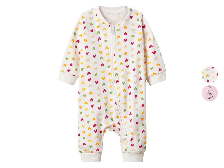 Witte baby romper met veelkleurige hartjes en ritssluiting aan de voorkant.