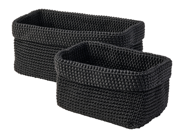 Twee zwarte, gebreide manden.