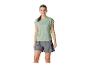 Vrouw in groen T-shirt en grijze korte broek