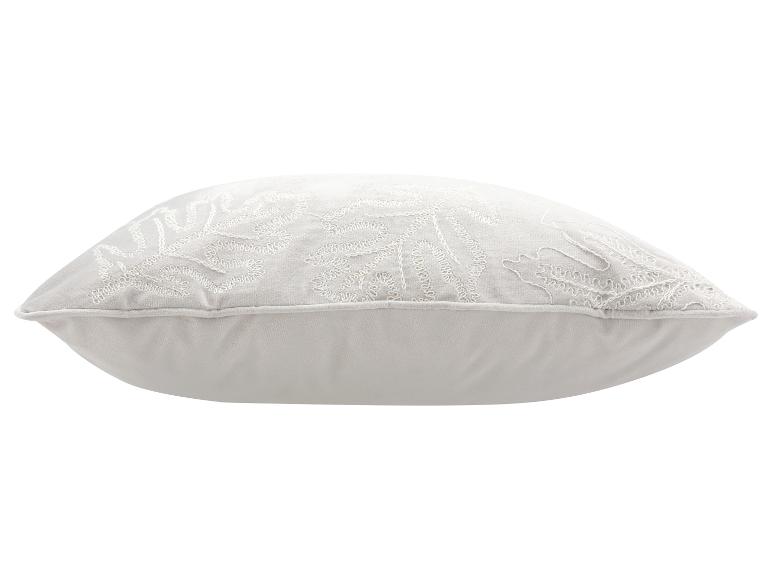 Wit decoratief kussen met geborduurd bladpatroon.