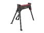 Een zwart-rode draagbare werkbank met inklapbare poten, op een witte achtergrond.