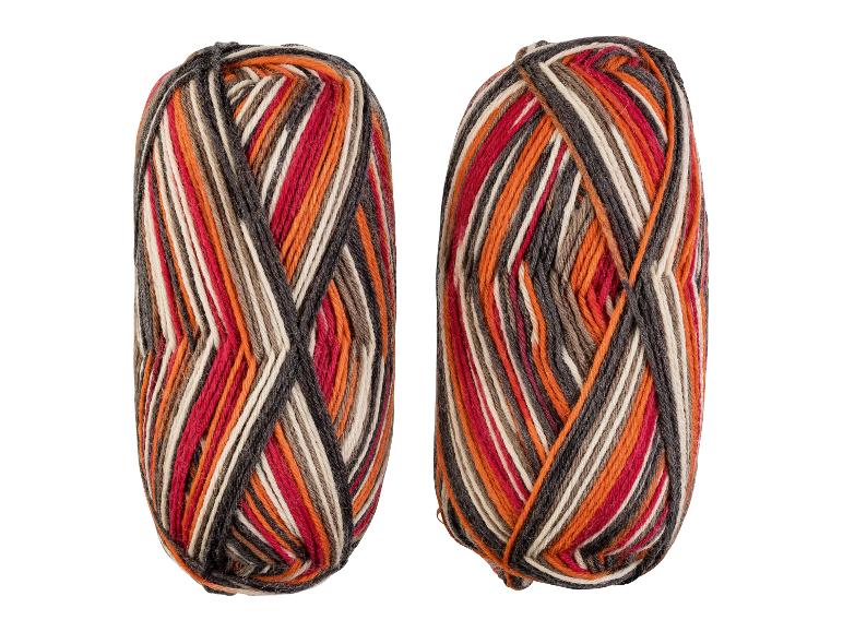 Twee bollen gekleurde garen.