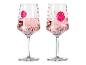 Twee wijnglazen met roze drank, rode bessen en Japanse motieven.