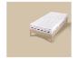 Licht houten eenpersoonsbed met wit matras en topmatras.