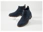Een paar blauwe suède Chelsea boots met een bruine en zwarte zool