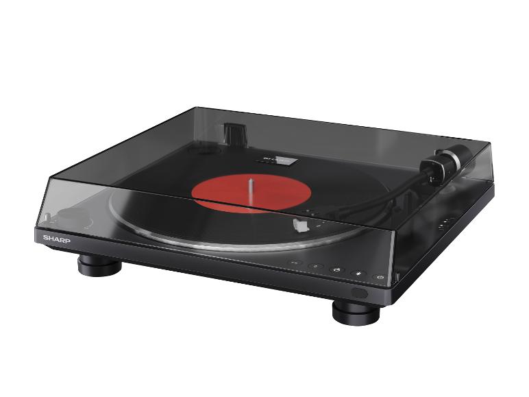 Zwarte platenspeler met transparante hoes en rode vinylplaat op een witte achtergrond.