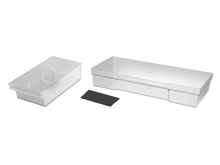 Twee transparante opbergdozen en een zwarte verdeler op een witte achtergrond.