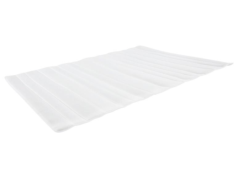 Witte matrasbeschermer met gewatteerde stiksels