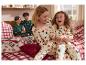 Familie in bijpassende kerstpyjama's en kerstbeddengoed