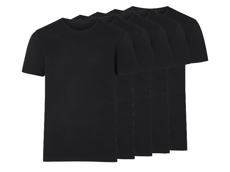 Vier zwarte katoenen t-shirts.