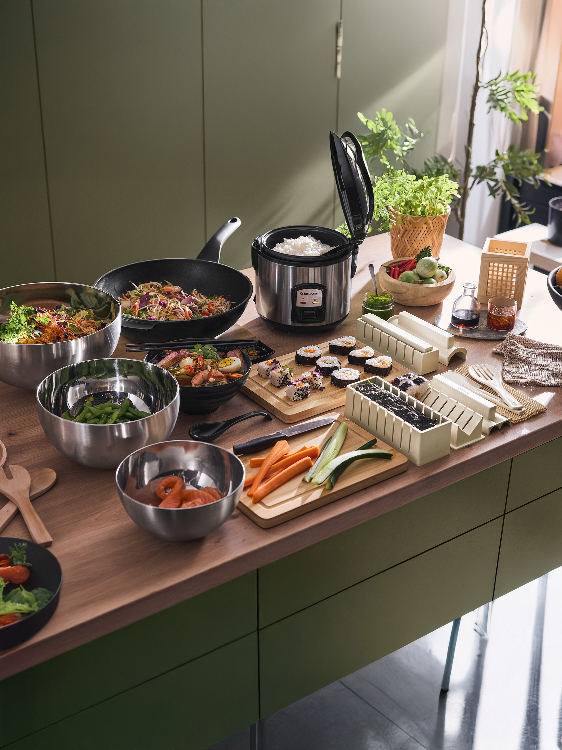 Aziatische keuken met SilverCrest rijstkoker, wok, sushi en saladeschalen.