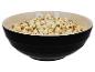 Een zwarte kom vol popcorn.