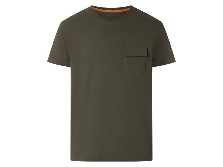 Donkergroen T-shirt met borstzak en oranje halslijn.