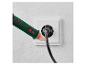 Spanningstester controleert een stopcontact met rood licht dat stroom aangeeft.