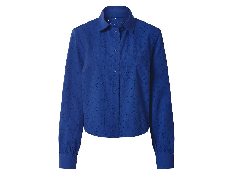Blauwe damesblouse met lange mouwen en opengewerkt patroon.