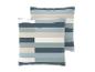 Twee gestreepte kussens met een geometrisch patroon in blauw, beige en wit.