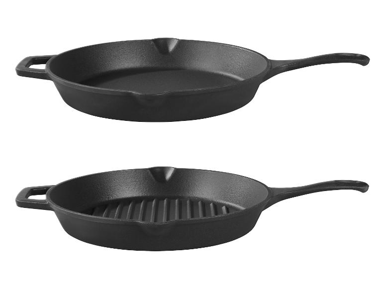 Twee zwarte gietijzeren koekenpannen, één glad en één met grillribbels.
