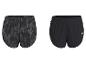 Twee dames sportshorts, één met grijs camouflagepatroon en één zwart met wit logo.