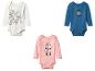 Drie babyrompertjes: wit met Winnie de Poeh, blauw met Mickey Mouse, roze met Minnie Mouse.