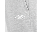 Close-up van lichtgrijze joggingbroek met een wit ruitvormig logo en een zak.