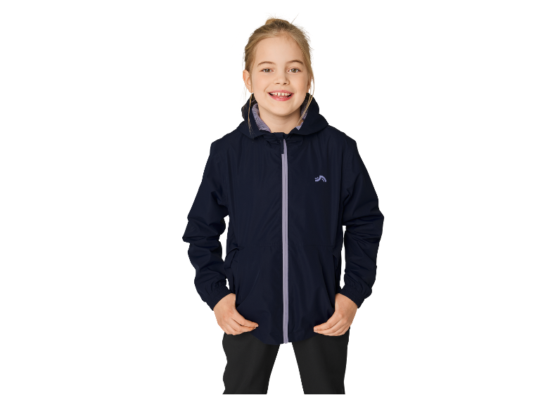 Een lachend meisje in een donkerblauw Regatta jack.