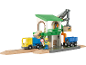 Speelgoedset laadstation met kraan, vrachtwagen, wagon en werkmanfiguur.