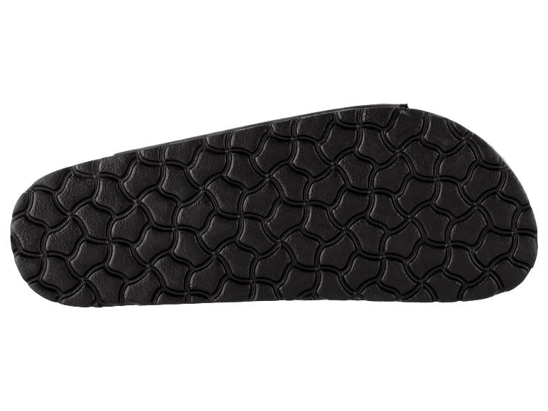 Zwarte getextureerde zool van een sandaal of slipper.
