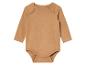Een bruine baby romper met lange mouwen.