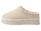 Beige platformslippers met geborduurde details en een pluizige voering.