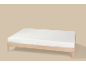 Babymatras met sterrenpatroon op een houten bedframe.