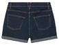 Een paar blauwe denim shorts met opgerolde zoom.
