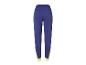 Blauwe joggingbroek met gele accenten.
