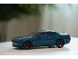 Blauwe 3D-puzzel in de vorm van een sportwagen op een witte tafel.