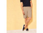 Man in beige shorts en blauwe sneakers.