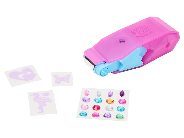 Roze Cool Maker stempelmachine met sjablonen en edelstenen.