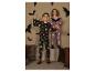 Twee kinderen in Kinder Schlafoverall-pyjama's met Halloween-thema springen op een bank.