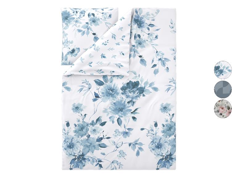 Wit beddengoed met blauw aquarel bloemenpatroon en alternatieve patronen.